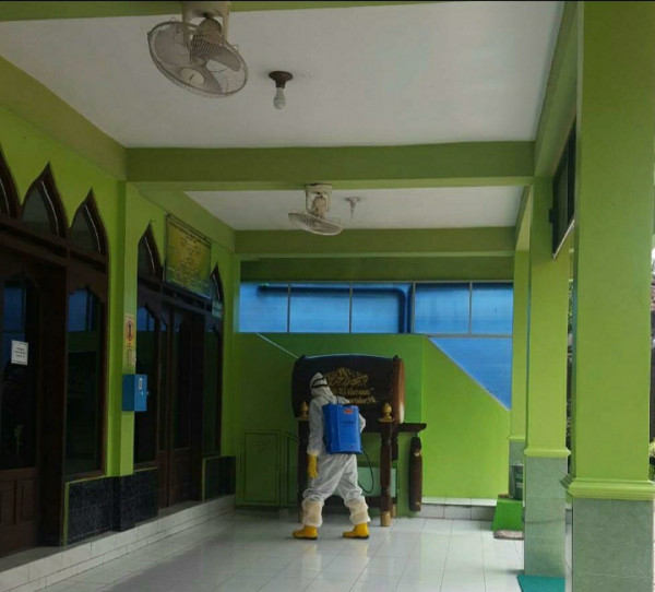 Seksi lingkungan  Penyemprotan Disinfektan oleh Destana CC di Nglaren RT 03 RW 24 Padukuhan Ngropo